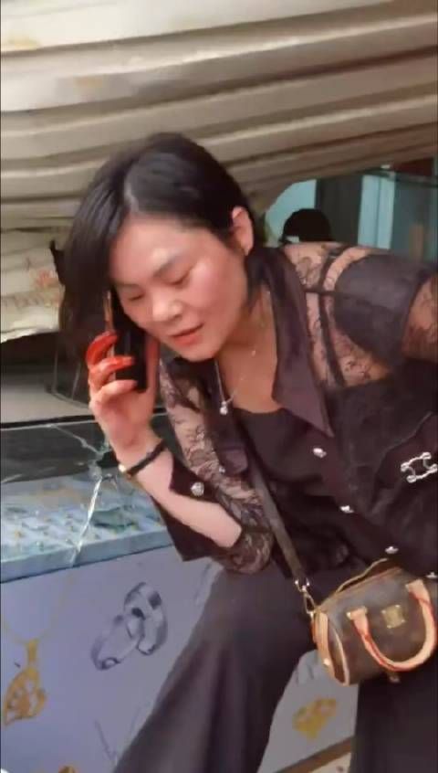 老公养小三,原配砸了小三的店