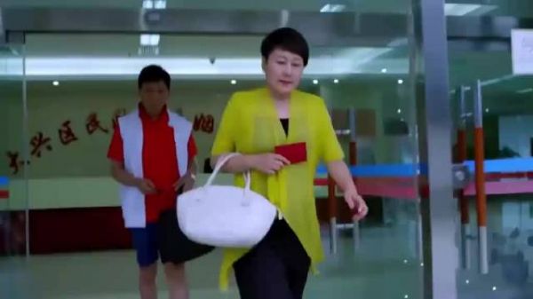妻子赌气离婚，刚出民政局就后悔要复婚，丈夫直接离开