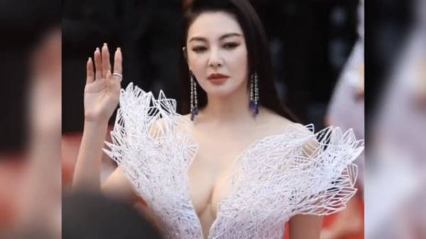 张雨绮这套白色深V露背线雕礼服裙……