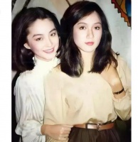 80年代,林青霞和吕秀菱的合影,个人认为吕秀菱长得更漂亮一点
