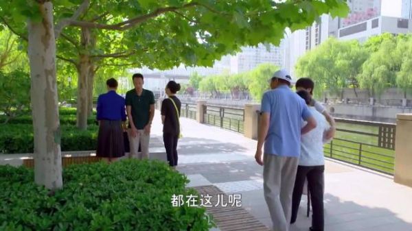 父亲大骂小儿子不回家,不料大儿子端出了骨灰盒,精彩了