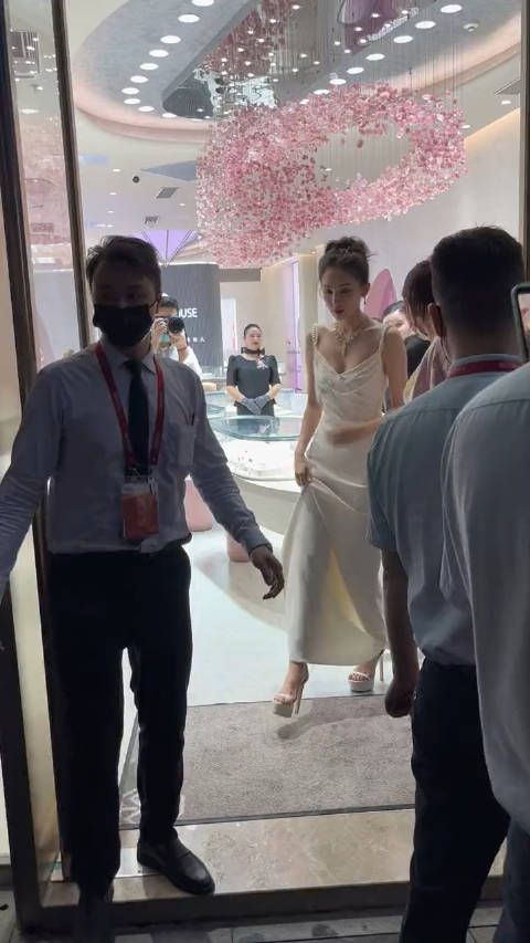 古力娜扎穿衣显瘦，脱衣有肉，颜值又那么完美