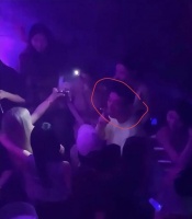 王思聪酒吧狂欢，与美女紧搂让其点烟引起网友热议