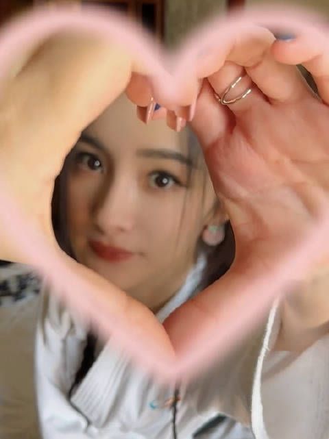杨幂比心营业，还穿了浴袍，今天也是被杨幂美到的一天！
