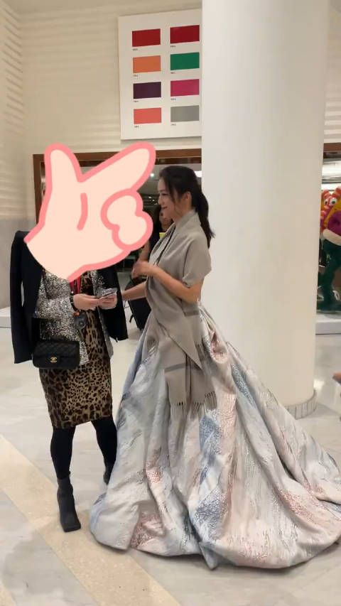 和人合影的汤唯,真的很像可爱的小女孩