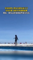 年轻的黑人男女在碧水蓝天下,无忧无虑,潇洒欢快地跳着舞!