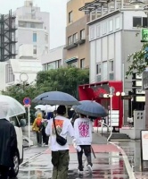 有网友在台湾逛街擦肩偶遇了鹿晗……