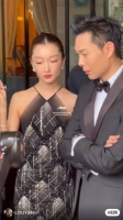 戛纳首映红毯,周冬雨好销魂,身穿黑白挂脖礼服登上了红毯……