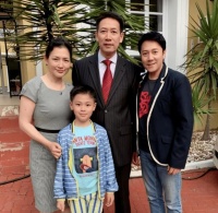蔡国庆的富婆妻子太显老!晒全家福父子俩帅气,引起网友热议
