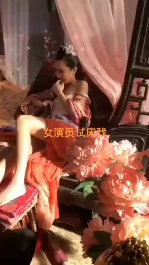 女演员在片场试床戏，没点生活经验还演不来