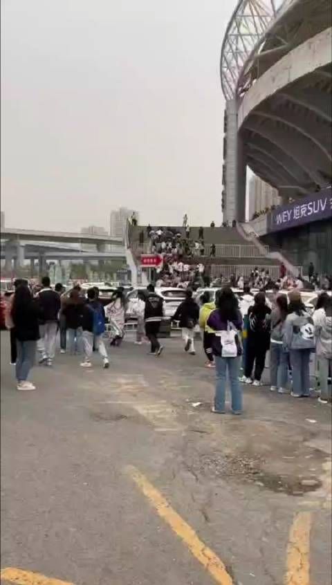 哈尔滨张杰演唱会，一帮没门票的人跑进了场……