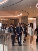 檀健次王楚然拍戏逛商场,女主穿了恨天高都不方便走路了