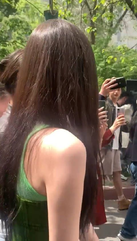 古力娜扎回到母校访问