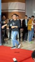 红毯来晚了,想站在边上,却被强行拽到中间