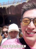 窦骁何超莲蜜月旅行vlog,夫妻俩一起去洛杉矶迪士尼游玩……