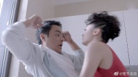 美女太主动了,关了门就对小伙实行侵略,幸好小伙跑得快
