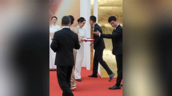 华表奖张译被问颂文哥呢，吴京说你们别挑事，张译章子怡都笑了