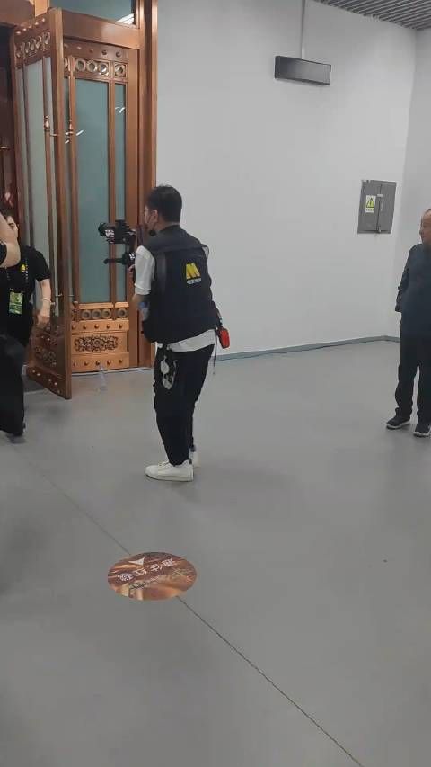 华表奖后台,群星上场实拍,原来华丽的礼服下,鞋子更重要!