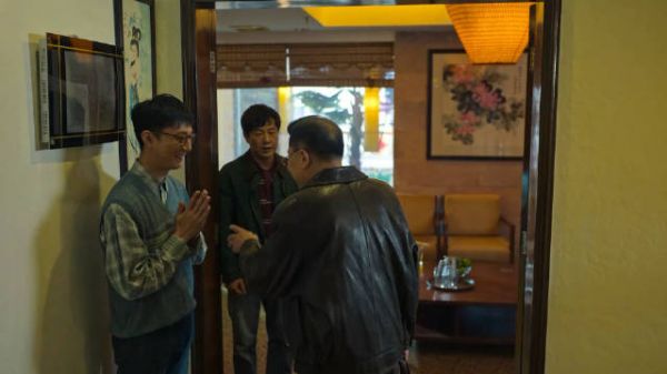 高启强请客,不料龚开江一上来就点澳洲龙虾,高启强:给你脸了!