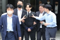 正式被捕!刘亚仁戴上手铐画面曝光 男友也一并被收押