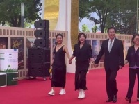 唐国强,刘晓庆华表奖红毯世纪合体……