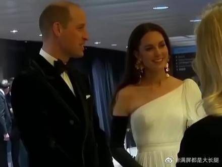 41岁凯特美出新高度，一袭白色露肩礼服好惊艳，跟威廉疯狂秀恩爱
