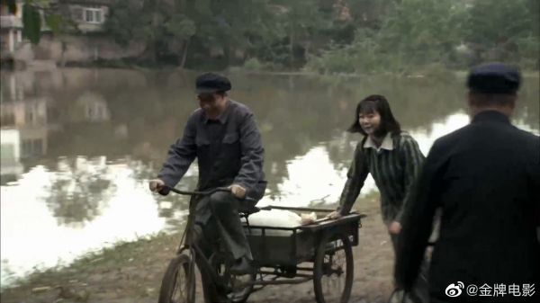 邻居背后嚼舌根,小姑娘忍无可忍,直接把她的手给咬废