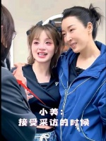 美依礼芽身边换成了女翻译,终于把男翻译换掉了……