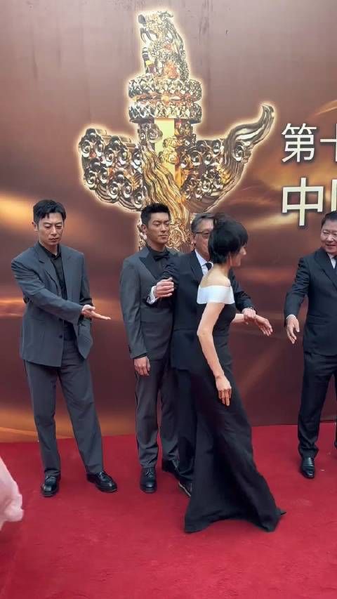 《中国机长》剧组华表奖红毯合影！