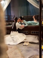 激情吻戏拍摄现场,男演员吻技太厉害了,女演员还有些意犹未尽