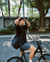 许光汉骑单车随拍,这张照片真的是太有氛围感了吧……
