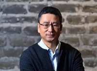 央视主持白岩松当证婚人,穿白T恤两鬓斑白显苍老,引起网页热议
