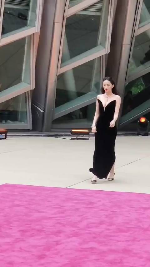 古力娜扎，这个衣服虽然好看但是穿起来真的很不舒服