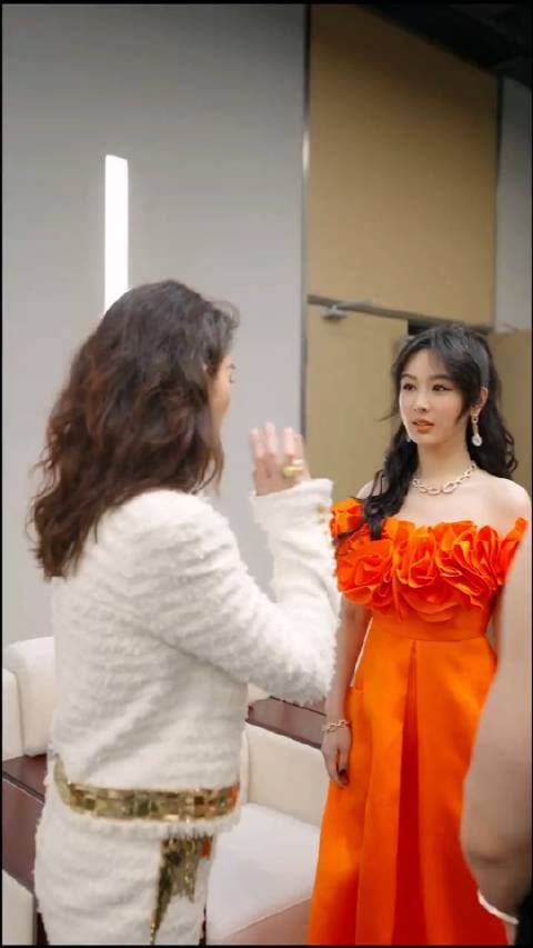 她真的不适合太浓的眼妆呀,造型师出来挨打
