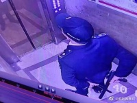 戏精!保安小哥凌晨三点独自巡逻,疯狂角色扮演!