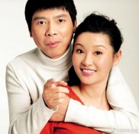 当年,冯小刚爱上了漂亮的徐帆,回家向妻子张娣提出离婚:我爱上了别人,我们离婚吧,财产一人一半