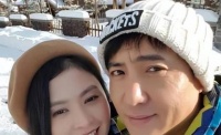 沈腾秀恩爱破离婚传言,王琦穿着粉嫩显富态,引起网友热议