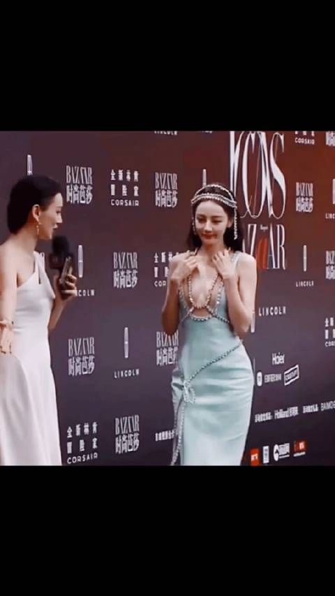 我说呢,捂着胸口干啥,这衣服咋做的,这么重要的场合,钻掉了……