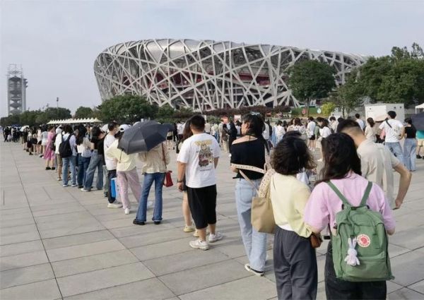 5月26日，“五月天”演唱会在北京国家体育场举行，观众正排队入场。记者 吉宁 摄