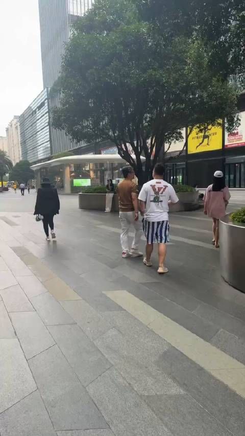 网友偶遇到的李湘王岳伦王诗龄，一家三口在长沙逛街