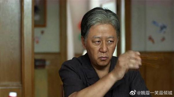 亚菲不小心说错话，全家人蹦出来指责她，那叫个齐心
