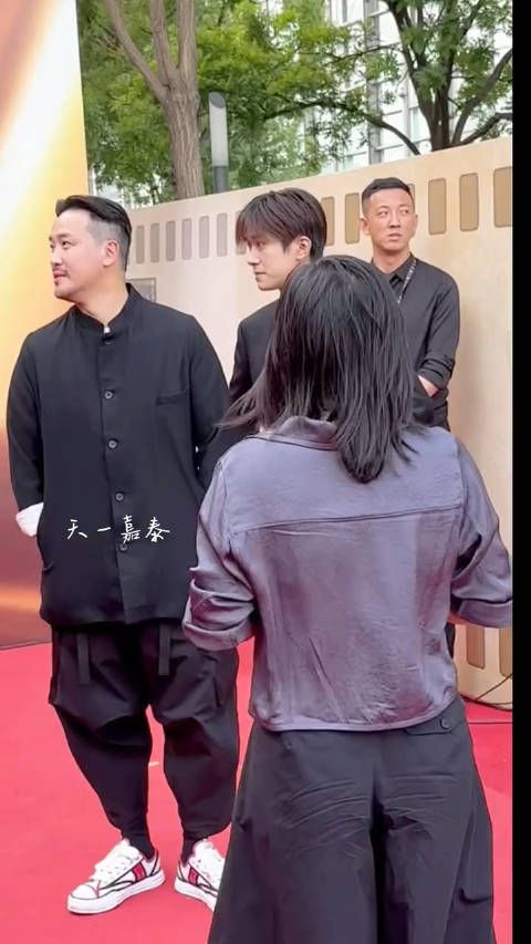 黄觉牵张艺凡视频引热议,不少人称张艺凡内心其实是拒绝的……
