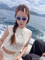 网友发现的新锤,虞书欣晒的游艇照旁边有一个男的手机壳……