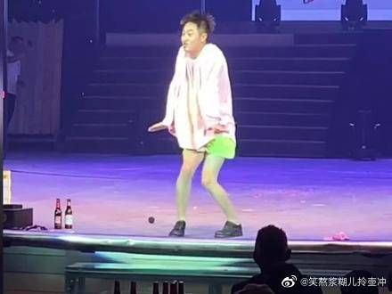 我本来不想笑的但是他踩空了