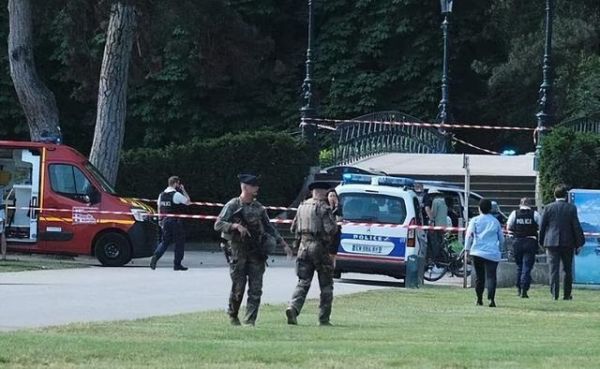 法国上萨瓦省安纳西地区发生持刀袭击儿童案件后现场图 图源:英国《每日快报》