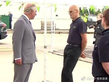 男子与查尔斯王子聊天时突然倒地不起……