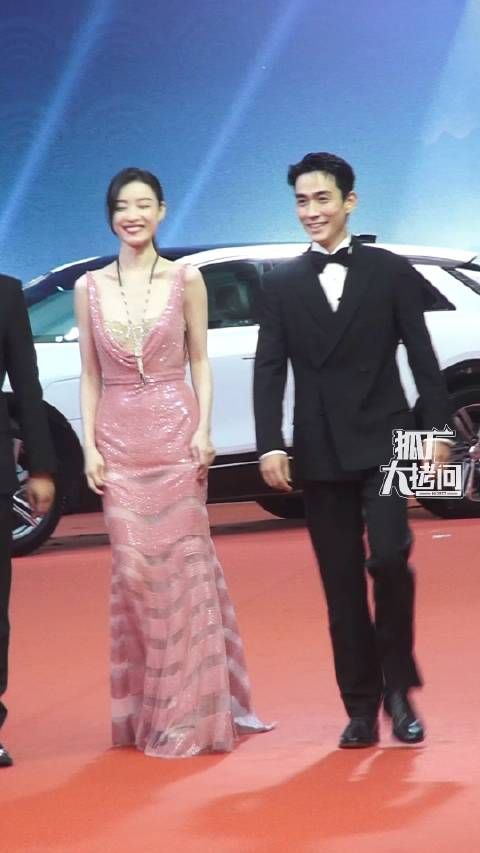 朱一龙倪妮一起亮相上影节红毯，走红毯时候还特意等倪妮……