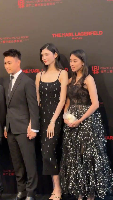 右起:何超欣、奚梦瑶、何猷君、何猷亨、梁安琪、何超琼、何超凤……