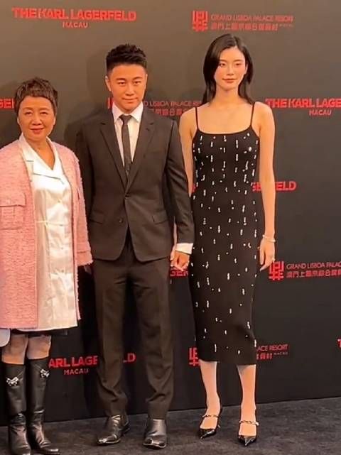 奚梦瑶何猷君手牵手出席活动……