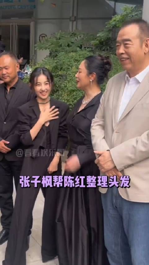 张子枫帮陈红整理造型，陈凯歌和陈飞宇都笑了……